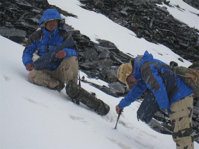 青海區(qū)域地質(zhì)調(diào)查翻越雪山間歇